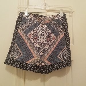 Highwaisted shorts.